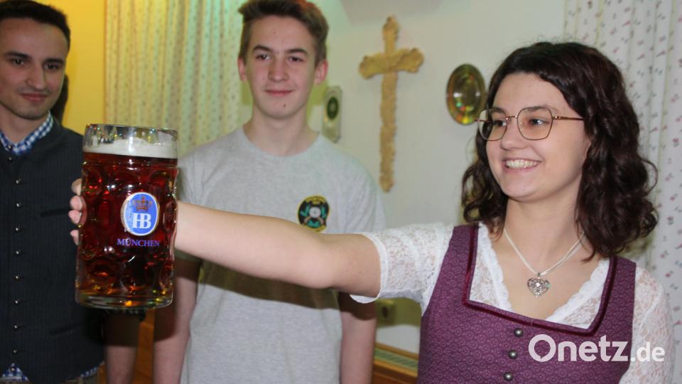 Mit einem Lächeln hielt Lene Friedl aus Schwarzenbach den Masskrug beim Stemmen in der Luft, auch wenn es nicht zum Sieg reichte. Bild: kro
