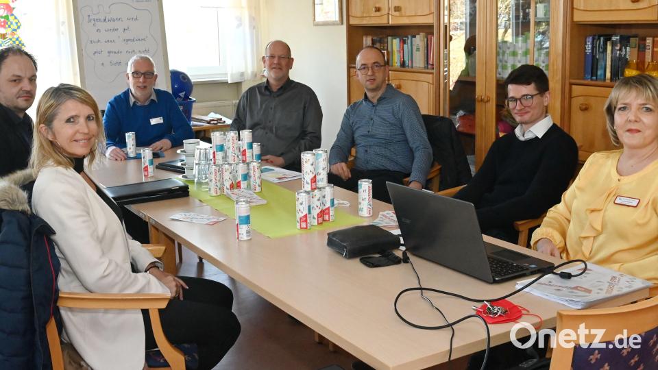 Die Arbeitsgruppe „Mitarbeitergewinnung“ der Wohlfahrtsverbände aus Amberg und dem Landkreis erarbeitet Vorschläge, junge Menschen für einen Pflegeberuf zu gewinnen (von links): Michael Trummer, Marina Fink, Thomas Göldner, Uwe Pihsowotzki, Marcus Keil, Martin Wittmann und Andrea Motzel. Bild: gf