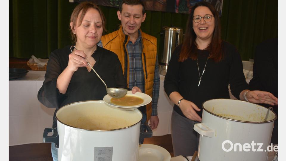 Christine Ernstberger, Pfarrgemeinderatssprecher Lothar Kick und Sandra Schug (von links) bei der Ausgabe der Kartoffelsuppe im Josefsheim. Bild: jr