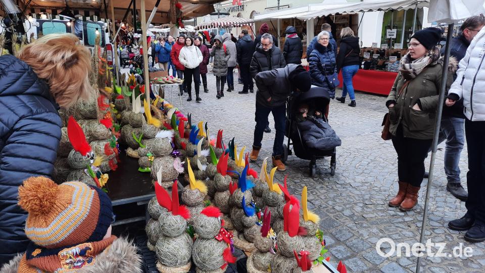 Österliche Deko-Artikel zogen die Besucher des Matthias-Jahrmarktes an. Bild: kro