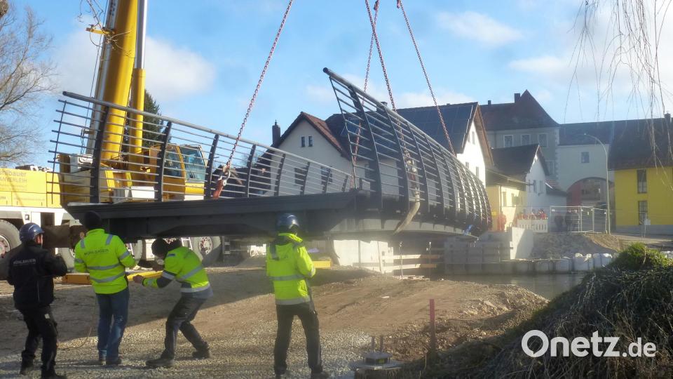 Der Kran nimmt am Montagmorgen die neue Brückenkonstruktion über die Schwarzach an den Haken. Bild: mad