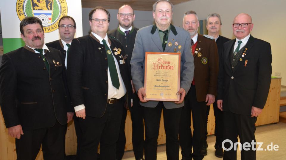 Willi Striegl von der Schützengesellschaft Einigkeit Miesbrunn ist neues Ehrenmitglied im Sportschützengrenzgau Vohenstrauß. Gauschützenmeister Stefan Brandmiller (Dritter von links) überreicht ihm die Ernennungsurkunde. Bild: dob