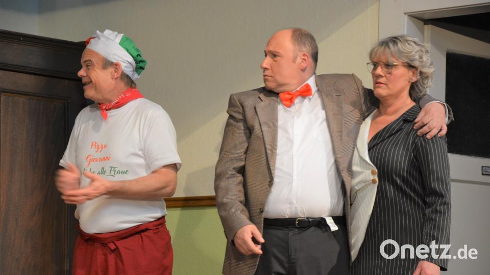 Gerhard Rosenberger als Pizzabäcker Giovanni, Norbert Wappmann als Anton und Heike Brandner als Nora. Bild: jr