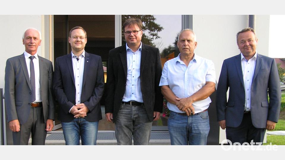 Beim feierlichen Abschluss der Generalsanierung des Riglasreuther Kolpinghauses würdigten Neusorgs Bürgermeister Peter König (links) und Pfarrer Dr. Josef Waleszczuk (von rechts) sowie Kolpingvorsitzender Walter Pirner die Unterstützung von Bauoberrat Frank Langguth und dem Projektleiter der Dorferneuerung, Christian Keller, vom Amt für ländliche Entwicklung. Bild: öt