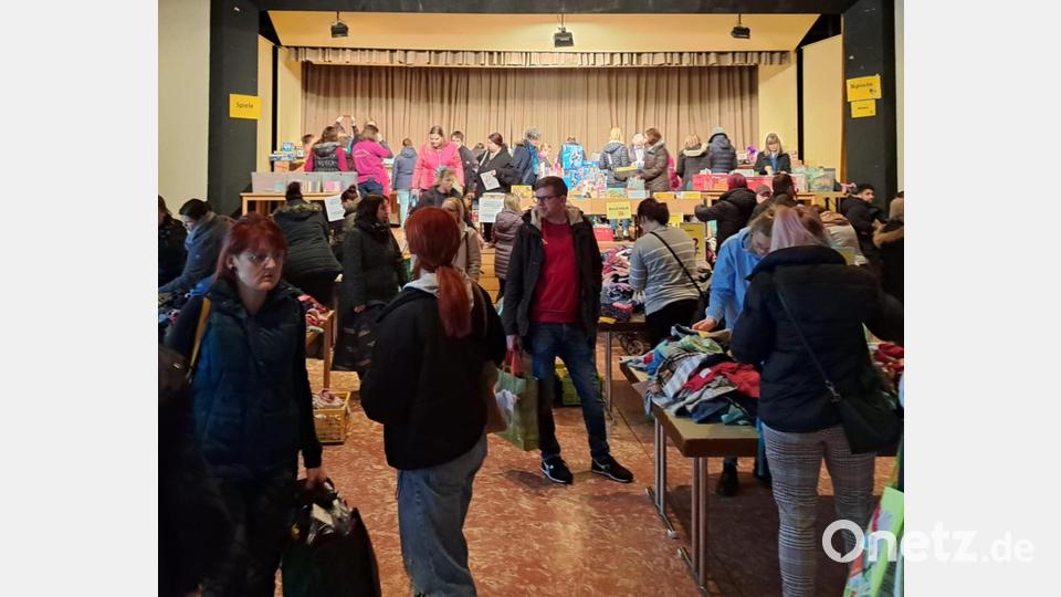 Eine sehr breite Auswahl aus Kleidung und weiteren Artikeln rund ums Kind vom Baby bis zum Jugendlichen war beim Kindersachenflohmarkt in Grafenwöhr geboten. Eine große Anzahl an Besuchern nutzen das Angebot. Bild: myd