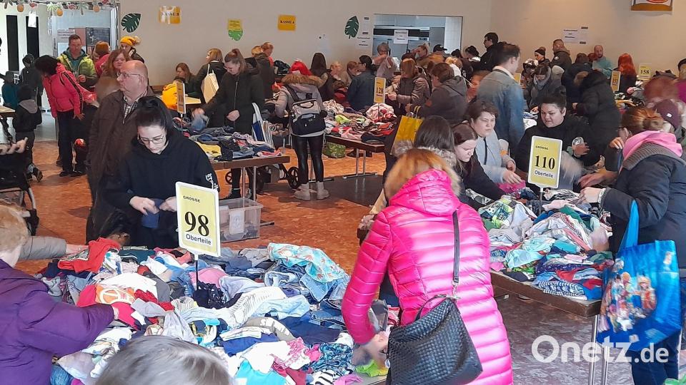 Eine sehr breite Auswahl aus Kleidung und weiteren Artikeln rund ums Kind vom Baby bis zum Jugendlichen war beim Kindersachenflohmarkt in Grafenwöhr geboten. Eine große Anzahl an Besuchern nutzen das Angebot. Bild: myd