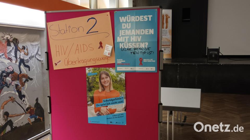 Im Weidener Jugendzentrum erarbeiten sich die Schüler ihre Lerninhalte zum Thema HIV/Aids selbst. Bild: Gesundheitsamt WEN-NEW / Jenny Drat/exb