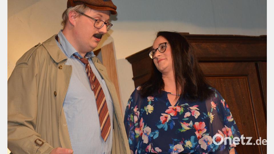 Fanden am Ende zueinander: Kommissar Schaminski (Thomas Flügel) und Hausmeisterin Alize (Sabine Burger). Bild: jr