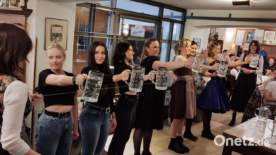 Mit dem Vorurteil, Masskrugstemmen sei nur was für Männer, räumt diese Frauenrunde beim Wettkampf im Sperber-Bräu gründlich auf. Bild: Martin Saloga/exb