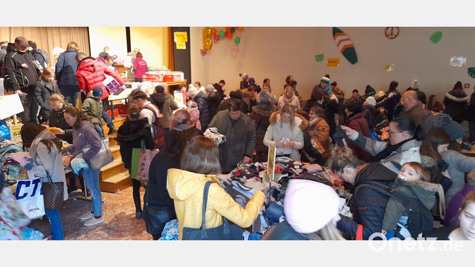 Eine sehr breite Auswahl aus Kleidung und weiteren Artikeln rund ums Kind vom Baby bis zum Jugendlichen war beim Kindersachenflohmarkt in Grafenwöhr geboten. Eine große Anzahl an Besuchern nutzen das Angebot. Bild: myd