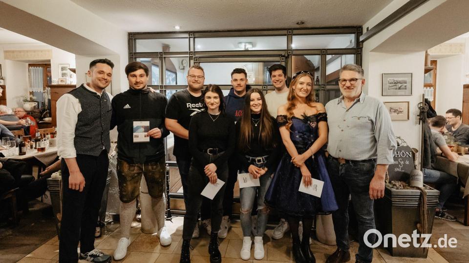 Beim Masskrugstemmen dominierten (vorne, von links) Nadja Gebhardt, Anna Renner und Chiara Schiekofer. Hinten von links Junior-Wirt Michael Sperber mit den Fingerhakel-Champions Nicolas Schuppe, Thomas Weiß, Sebastian Heider, Sebastian Wedel und dem Organisator der Wettbewerbe, Thomas „Jimmy&quot; Gebhardt. Bild: Dominik Lenz/exb