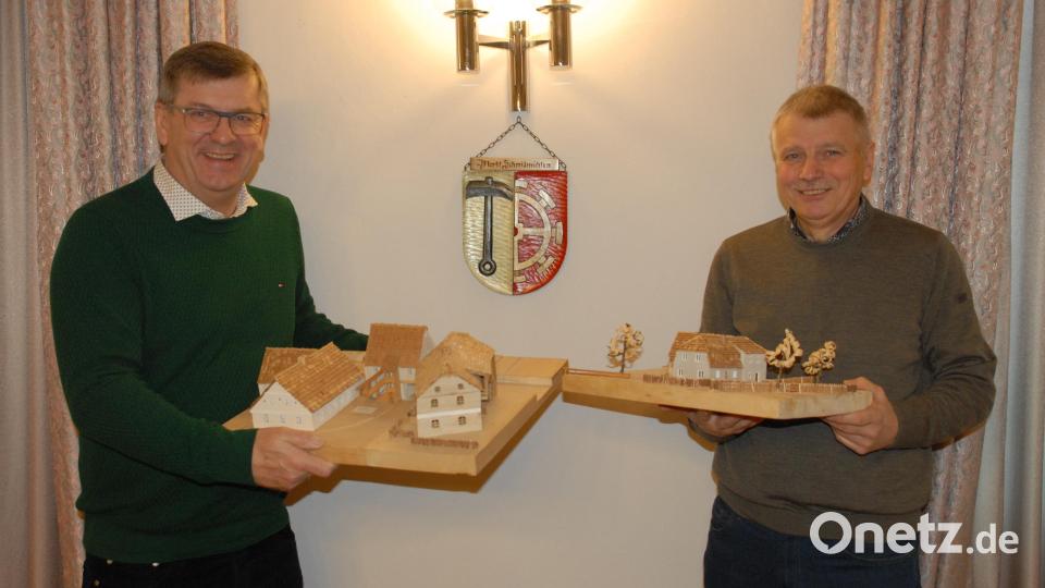 Erwin Koller (rechts) übergibt an den Schmidmühlener Bürgermeister Peter Braun die Modelle des Oberen Schlosses und des Fochtner-Anwesens. Bild: pop