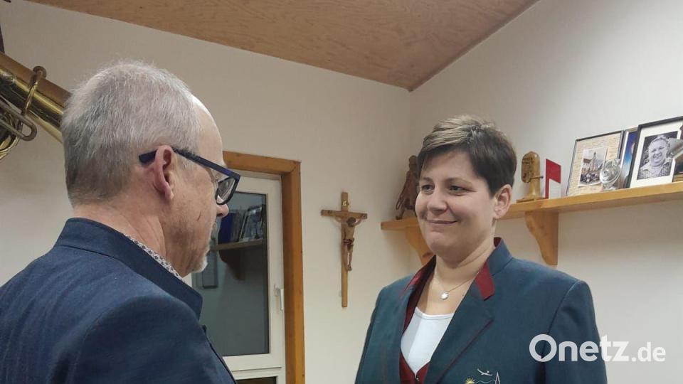 Die neue Vorsitzende des Musikvereins Freudenberg, Kathrin Hösl, beim Maßnehmen. Die Jacke wird blau, das Modell auf dem Foto war nur für die Anprobe da. Bild: gri