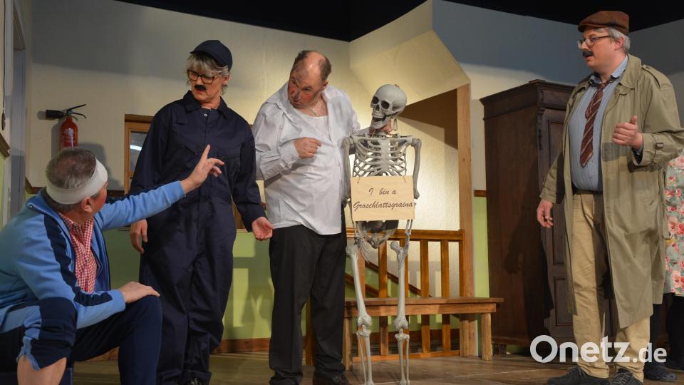Turbulent ging es auf der Bühne in der Schulturnhalle zu. Im Bild (von links) der bierselige Friedhelm (Kunibert Reiß), Nora (Heike Brandner), der pensionierte Finanzbeamte Anton (Norbert Wappmann) mit einem Skelett und Kommissar Horst Schaminski (Thomas Flügel). Bild: jr