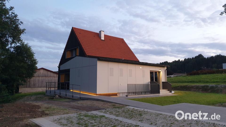 Im Abendlicht präsentiert sich das generalsanierte Kolpinghaus mit indirekt beleuchtetem barrierefreiem Zugang. Das ursprüngliche Gebäude zeigt sich nun in den Kolpingfarben Schwarz/Orange. Der frühere Anbau ist mit grauen Platten verkleidet. Archivbild: öt