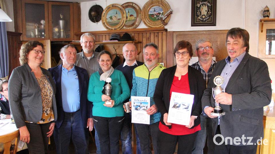 Bei der Preisverleihung für das Reisejahr 2022 gab’ es Lob und Anerkennung für die Preisträger. Im Bild von links: Stellvertretende Bürgermeisterin Rita Salomon, Vorsitzender („Über Berg und Tal“) Anton Stigler, Josef Baier, die Einsatzstellenmeister Michaela und Martin Stefan, Robert Brandstätter, Doris und Josef Leonhardt, Vorsitzender („Heim ins Murachtal“) sowie Regionalverbandsvorsitzender Willibald Pirzer. Bild: Josef Böhm/exb