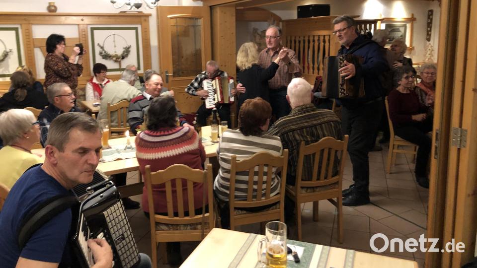 Zahlreiche Musikbegeisterte kommen regelmäßig zu den Treffen der "Freunde der Sterischen Harmonika". Bild: Freunde der Steirischen Harmonika/exb