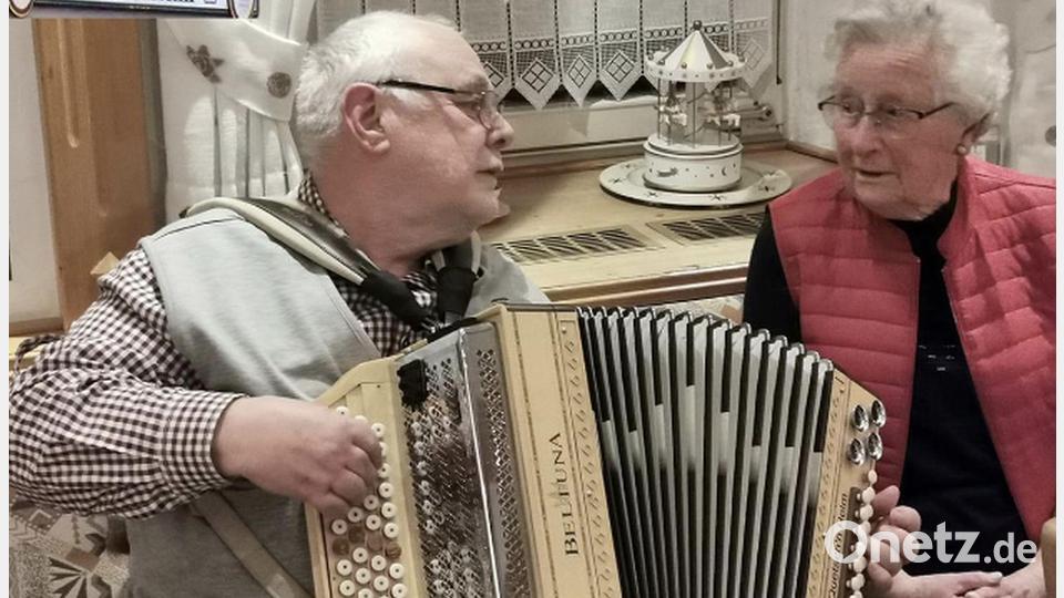 Helmut Jilg aus Oberkotzau mit seiner Harmonika und Betty Zeitelhack, selbst Musikantin aus Bernstein, beim Erfahrungsaustausch. Bild: Freunde der Steirischen Harmonika/exb