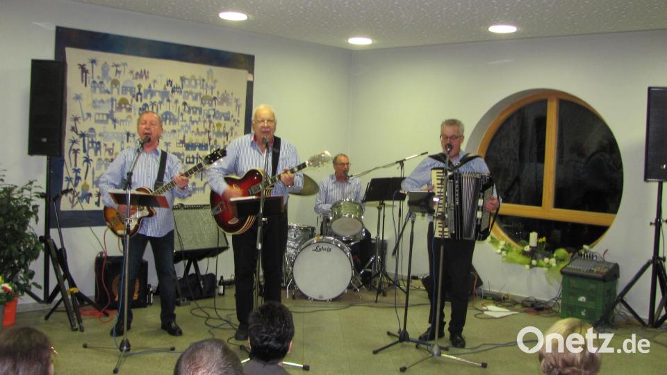 Stimmungsgarant sind immer die Lustigen Buam unter Leitung von Michael Bertelshofer (rechts). Bild: sei