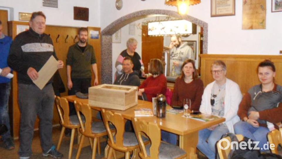 Einige der neuen Probeimker mit Vorsitzendem Klaus Schmidt (links) und zweitem Vorsitzenden Florian Hingst (zweiter von links). Bild: njn