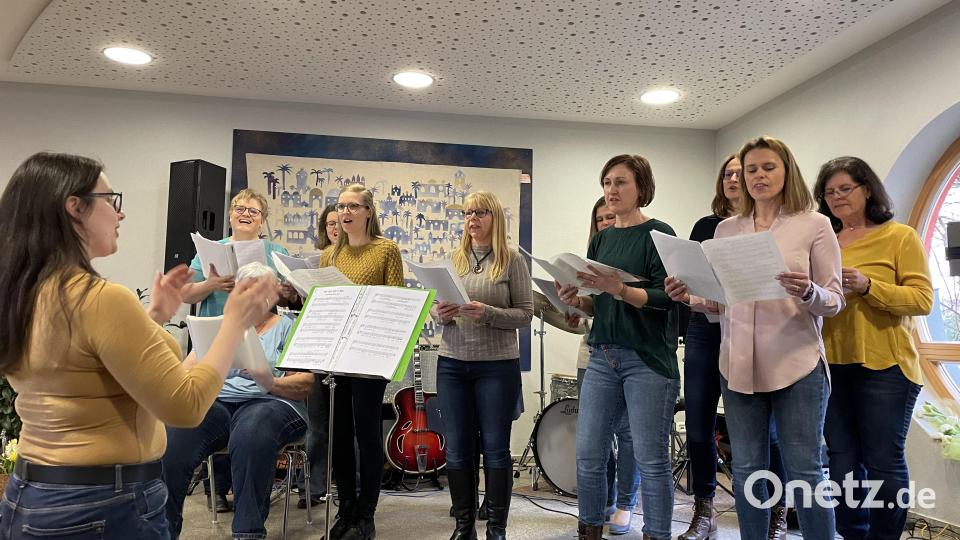 Seinen ersten größeren Auftritt meisterte der Frauensingkreis unter Leitung von Susanne Stark und Susanne Hausmann am Sonntag. Bild: sei