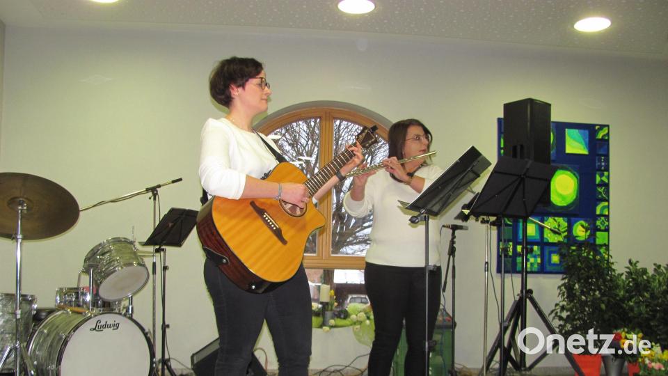 Theresa Uhl (links) und Doris Bär (rechts) erfreuten mit Gitarre, Querflöte und auch Gesang. Bild: sei