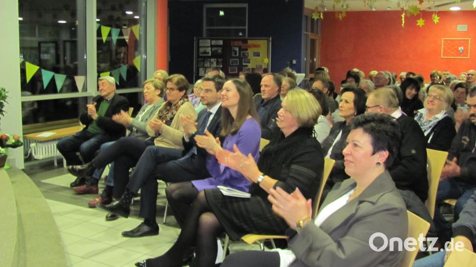 Vor allem bei den Liedern der Lustigan Buam sang und klatschte das Publikum kräftig mit. Bild: sei