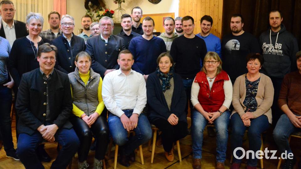 Die neu gewählte Vorstandschaft des Verbands für landwirtschaftliche Fortbildung (vlf) mit den Ehrengästen. Bild: Kunz
