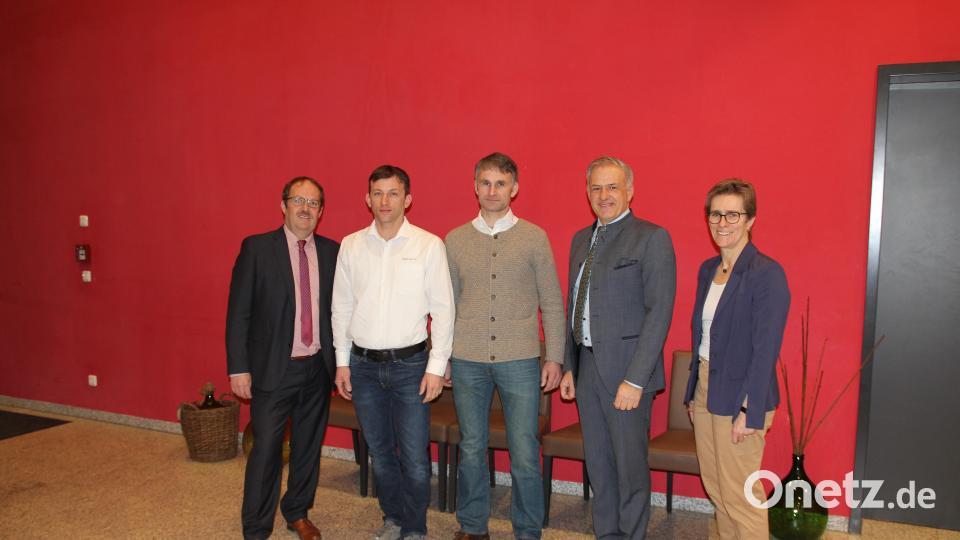 Den neuen Vorsitzenden Matthias Wittmann (Mitte) und dessen Stellvertreter Michael Eichenseher (2.v.l.) gratulierten unter anderem der Bezirksvorsitzende Franz Roider (links), Landrat Roland Grillmeier (2.v.r.) und Geschäftsführerin Marion Höcht (rechts). Bild: fks