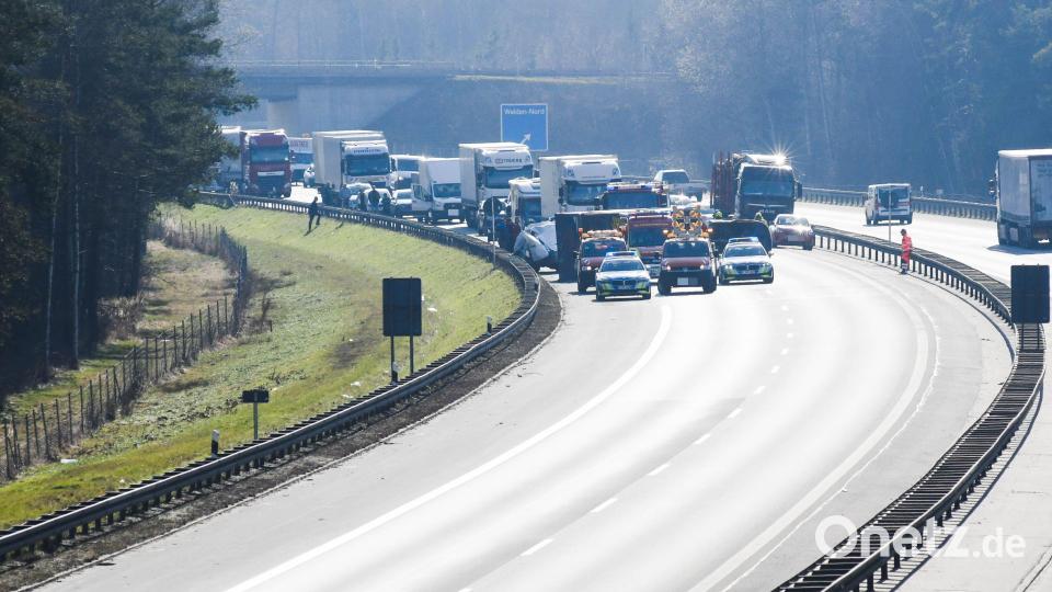 Auf der A93 hat es bei der Auffahrt Weiden-Nord einen tödlichen Unfall gegeben. Beteiligt waren zwei Autos und ein Lastwagen. Bild: Gabi Schönberger