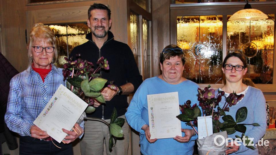 Die Ehrennadel in Gold samt Urkunde nahmen Renate Schramm (links) und Petra Donhauser (für ihre Mutter Anneliese Vogel) entgegen. Bürgermeister Roman Berr und Gartenbauvereinsvorsitzende Verena Frauenknecht (rechts) ehrten die langjährigen Mitglieder. Bild: ds