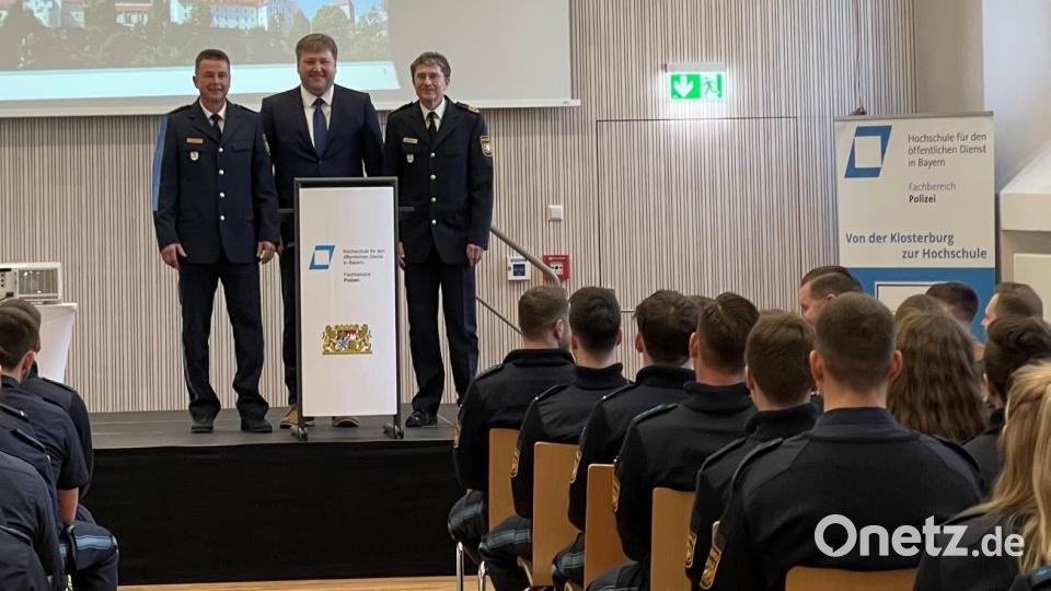 Markus Ixmeier, der Studienortsleiter Kastl, Bürgermeister Stefan Braun und Ingbert Hoffmann (von links), der Präsident und Leiter des Fachbereichs Polizei der Hochschule für den öffentlichen Dienst in Bayern, haben die neuen Studierenden in der Klosterburg offiziell willkommen geheißen. Bild: Thomas Scheuring/exb