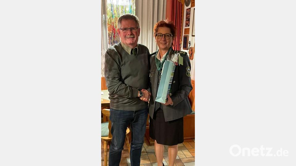 Schützenmeisterin Annette Rauscher dankt dem aus dem Vorstand ausscheidenden Karl-Heinz Weiß. Bild: Martin Peter