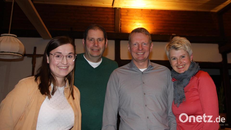 Von den gelungenen ehrenamtlichen Arbeiten überzeugte sich Veronika Schmalzl (von links) von der Regionalentwicklung Amberg-Sulzbach, hier mit Vorstandsmitgliedern des Waldvereins, Schriftführer Martin Beck, Vorsitzendem Martin Rumpler und Zweiter Vorsitzender Ulrike Berndt.   Bild: fdl