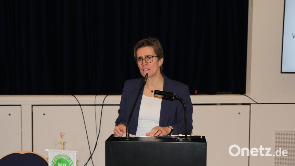 Geschäftsführerin Marion Höcht führte durch den Geschäftsbericht 2022. Bild: fks