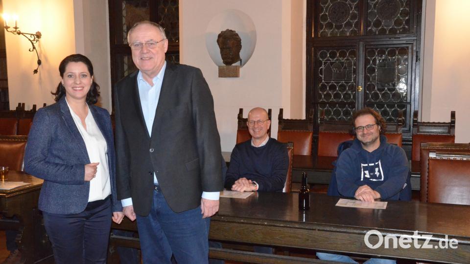Andrea Schild-Janker und Lothar Höher präsentieren das Jahresprogramm des Stadtmarketings. Bild: Kunz
