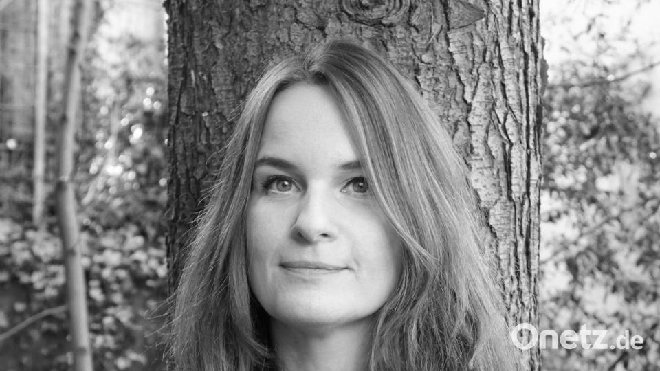 Am 9. März im Amberger Stadttheater: Nora Gomringer trifft Line Hoven (im Bild) und Jochen Schmidt. Bild: Gregor Stockann/exb