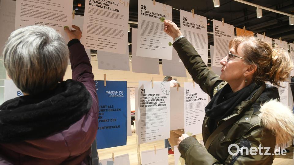 Das Projekt ISEK Weiden geht in die letzte Runde. Die Bürger konnten mit Aufklebern unter den 80 Vorschlägen ihre fünf Favoriten markieren. Bild: Gabi Schönberger