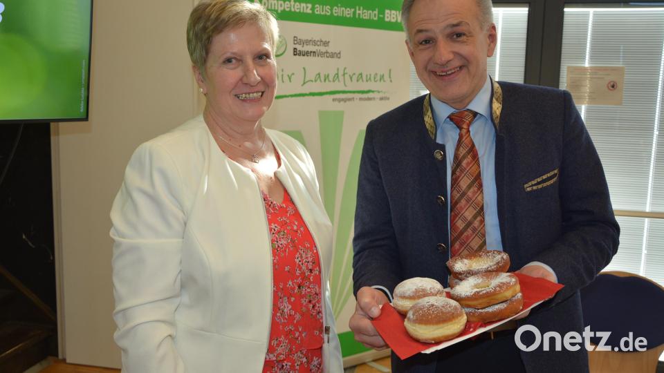 Überraschung für Landrat Roland Grillmeier: Von Kreisbäuerin Irmgard Zintl gab es Kücheln und Krapfen. Bild: jr