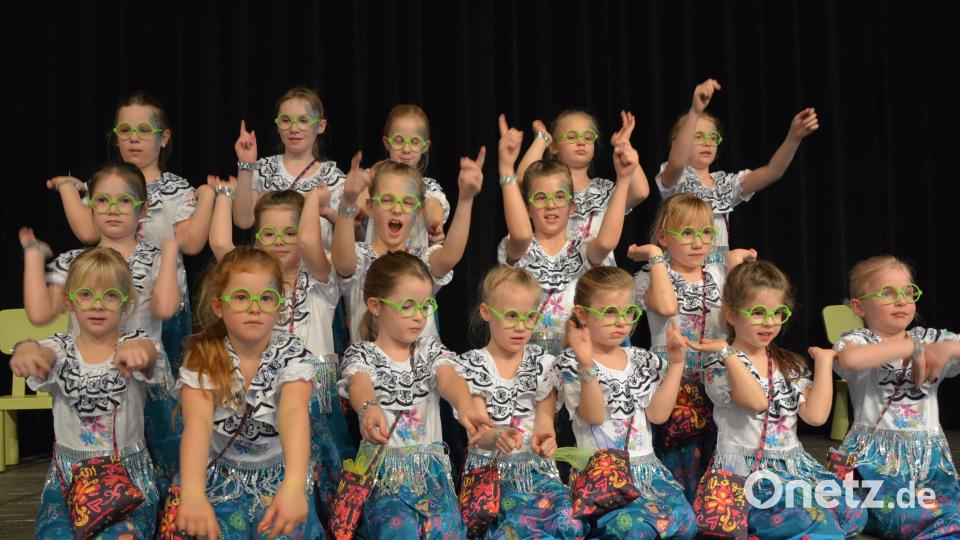 Die „Little Jumpies“ des TSV Erbendorf zeigten beim Landfrauentag einem Tanz. Bild: jr
