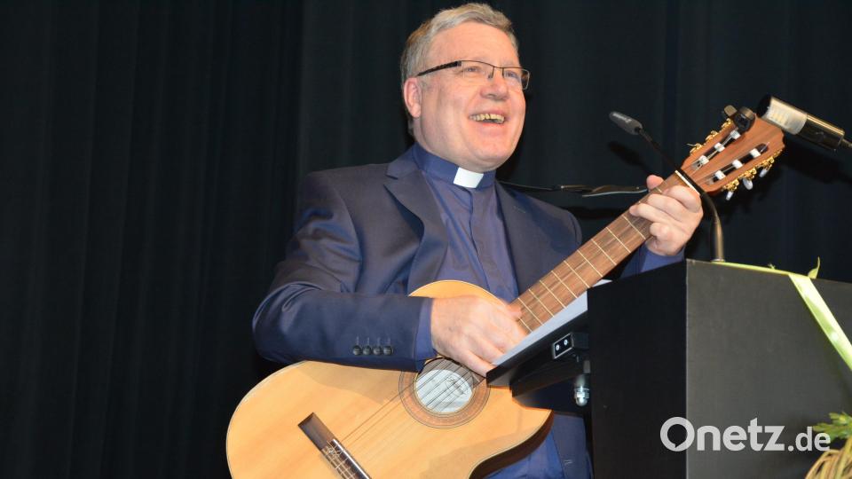 Referent des Landfrauentags war Pfarrer Manfred Strigl, Direktor vom Haus Johannisthal. Gerne griff er auch zu seiner Gitarre. Bild: jr