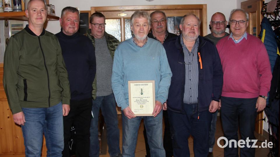 Der Ameisenschutzverein wird auch weiterhin von Michael Weiß (Dritter von rechts) geführt. Max Eckstein (Fünfter von rechts) wurde neues Ehrenmitglied. Die Hornissen und Wespen beleuchtete Gastreferent Josef Ernst aus Münchenreuth bei Waldsassen (Zweiter von links). Bild: wro