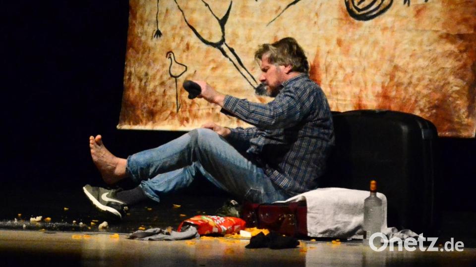 &quot;Caveman&quot; Martin Luding in Aktion. Aus seiner Höhle auf der Bühne der Max-Reger-Halle heraus thematisierte er die komplizierte und vergnügliche Geschlechterbeziehung zwischen Männern und Frauen. Bild: Kunz