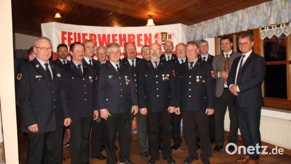 Den Geehrten für 40 Jahre Feuerwehrdienst gratulierten Bürgermeister Martin Birner (von rechts), Landrat Thomas Ebeling, Kreisbrandinspektor Christian Weinfurtner (hintere Reihe von rechts) und Kreisbrandrat Christian Demleitner sowie die vier Kreisbrandmeister (links). Bild: frd