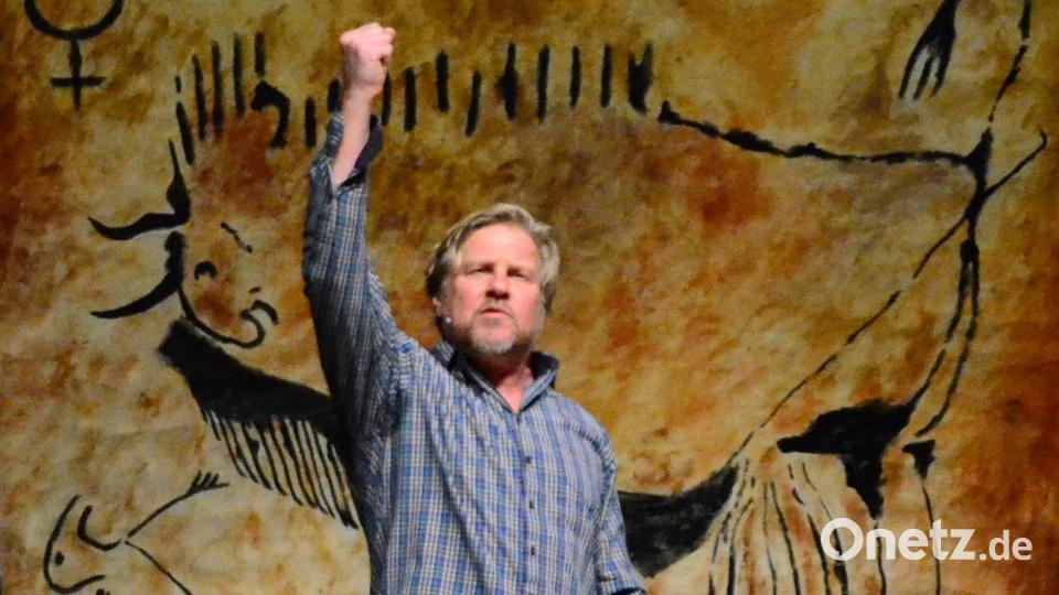 &quot;Caveman&quot; Martin Luding vor seiner Höhlenmalerei. Er spielte eine höchst komplexe Persönlichkeit, hin- und hergerissen zwischen Comedy, Vortrag und Therapiesitzung. Bild: Kunz