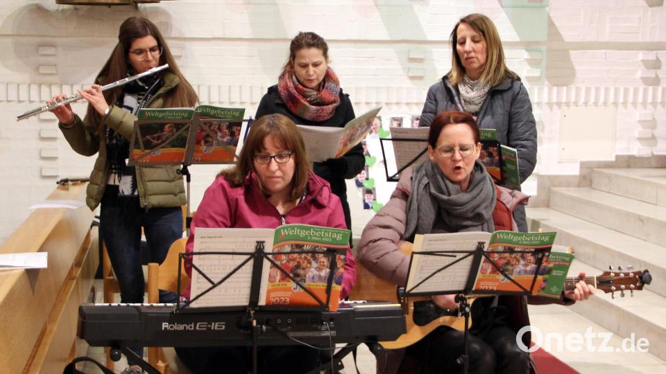 Musikalisch begleitet wurde die Andacht mit Querflöte, Keyboard und Gitarre. Bild: lep