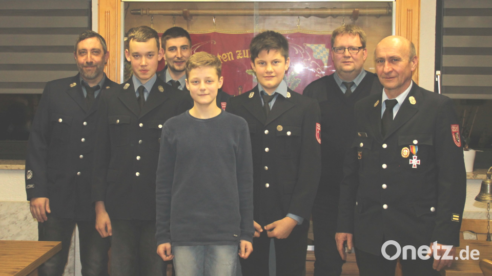Von links: Erster Kommandant Uli Stengl, Noah Bader, Jugendwart Patrick Reissecker, Felix Bergmann, Simon Prucker, Vorsitzender Andreas Hruschka, Kreisbrandmeister Herbert Thurm. Bild: FFW Reuth bei Erbendorf/exb