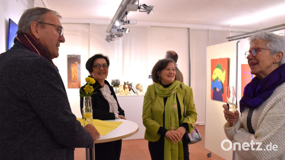 Diskussion über Kunst funktioniert bestens zwischen den Exponaten. Bild: ubb