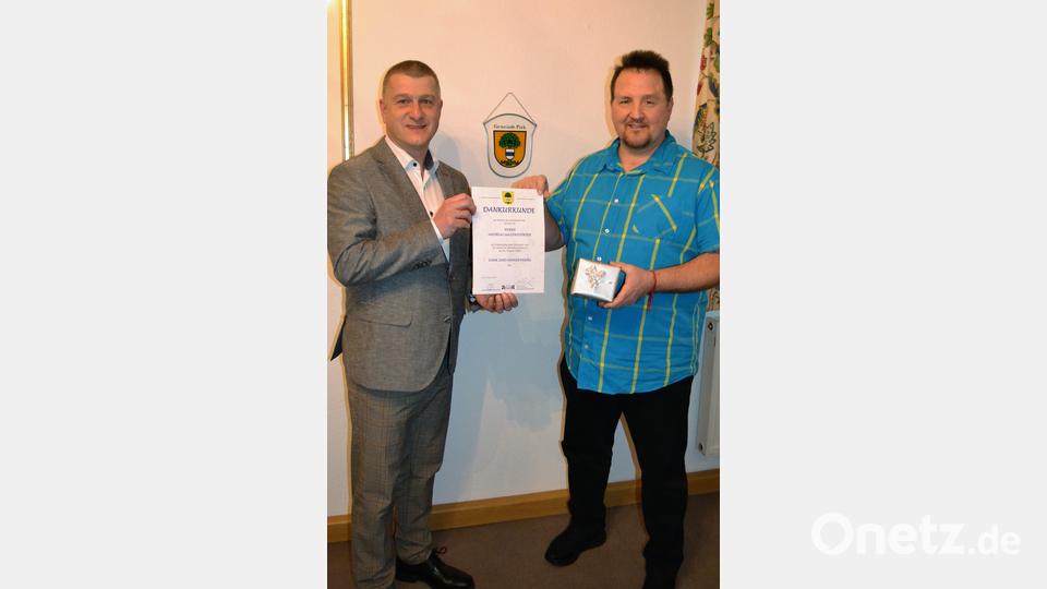 Für 25 Jahre Dienst für die Gemeinde Pirk zeichnete Bürgermeister Dietmar Schaller (links) den Mitarbeiter Andreas Gallersdörfer aus. Bild: kki