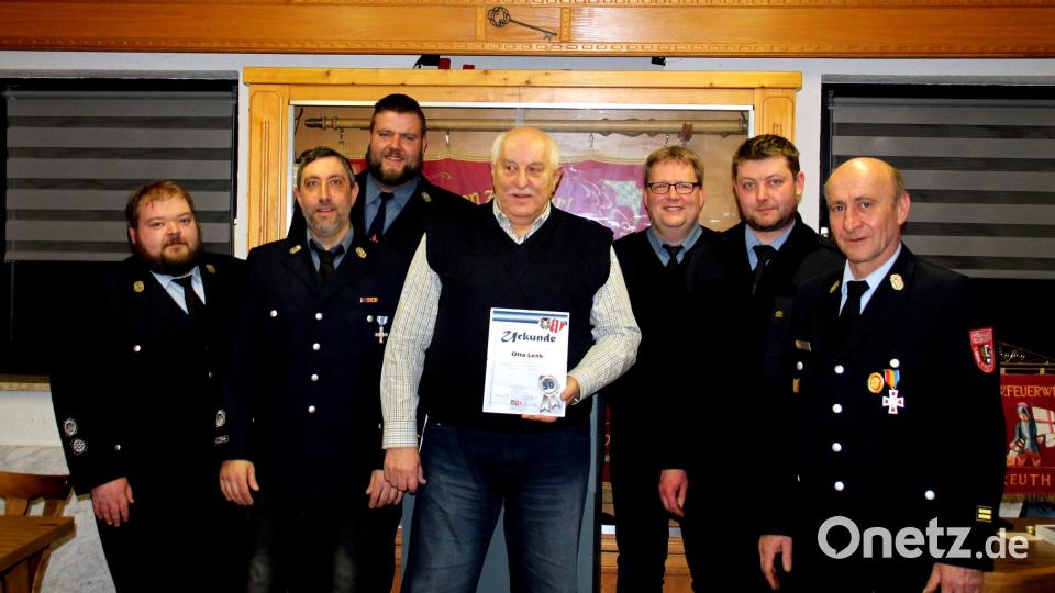 Seit 50 Jahren ist Otto Lenk (Vierter von links) bei der Reuther Feuerwehr. Mit ihm freuten sich Zweiter Kommandant Christian Böhm, Kommandant Uli Stengl, Fabian Jahn, Vorsitzender Andreas Hruschka, Stefan Seifert und Kreisbrandmeister Herbert Thurm (von links) Bild: FFW Reuth bei Erbendorf/exb